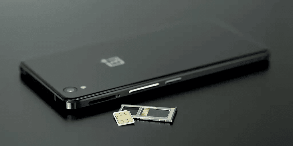 Réinsérer la carte SIM dans votre téléphone Android pour résoudre l'absence de service